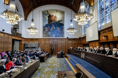 Präsident Donoghue und andere Richter während eines Urteils des Internationalen Gerichtshofs (IGH) über einen Antrag Südafrikas auf Sofortmaßnahmen für Gaza.