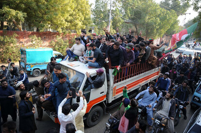 Anhänger der Pakistan Tehreek-e-Insaf (PTI) versammeln sich während einer Kundgebung vor den Parlamentswahlen in Hyderabad, Pakistan