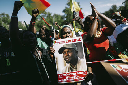Unterstützer des inhaftierten senegalesischen Oppositionsführers Ousmane Sonko halten Plakate