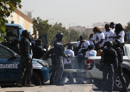 Gendarmeriebeamte ergreifen Sicherheitsmaßnahmen, als sich Anhänger der oppositionellen Präsidentschaftskandidaten an der Kreuzung Saint-Lazare versammeln, um ihre Kampagne nach der unbestimmten Verschiebung der senegalesischen Präsidentschaftswahlen vom 25. Februar in Dakar, Senegal, fortzusetzen