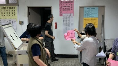 Öffnen von Wahlurnen in Taiwan