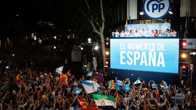Präsidentschaftskandidat Alberto Nunez Feijoo mit hochrangigen Mitgliedern der Volkspartei während der Feierlichkeiten zum Sieg bei den Präsidentschaftswahlen in Madrid
