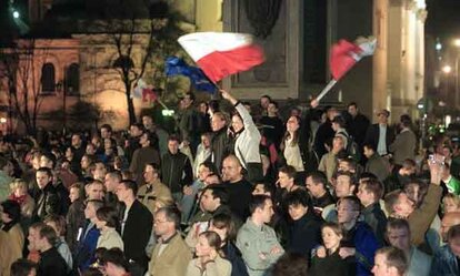01.05.2004, Warschau, Masowien, Polen - Menschen feiern den EU-Beitritt Polens auf dem Schlossplatz (Plac Zamkowy).